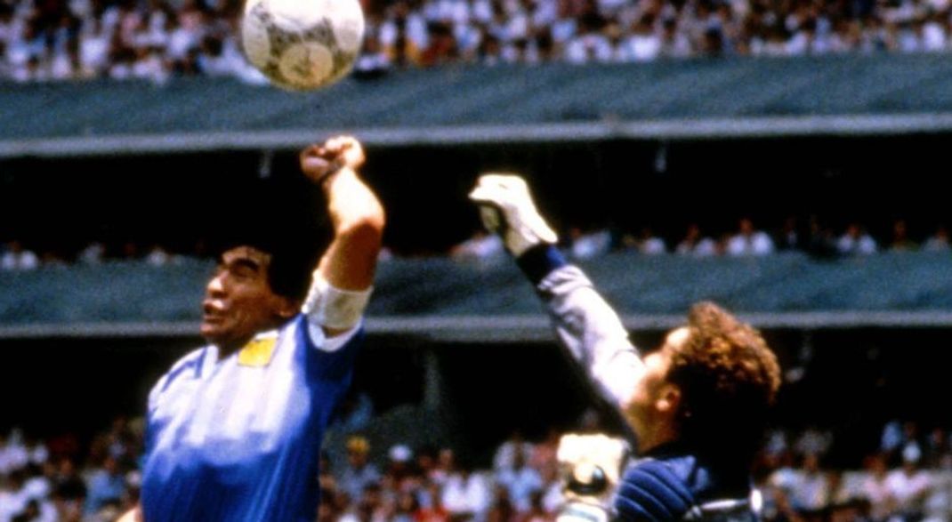 Die "Hand Gottes" von Diego Maradona geht in die Geschichte ein.