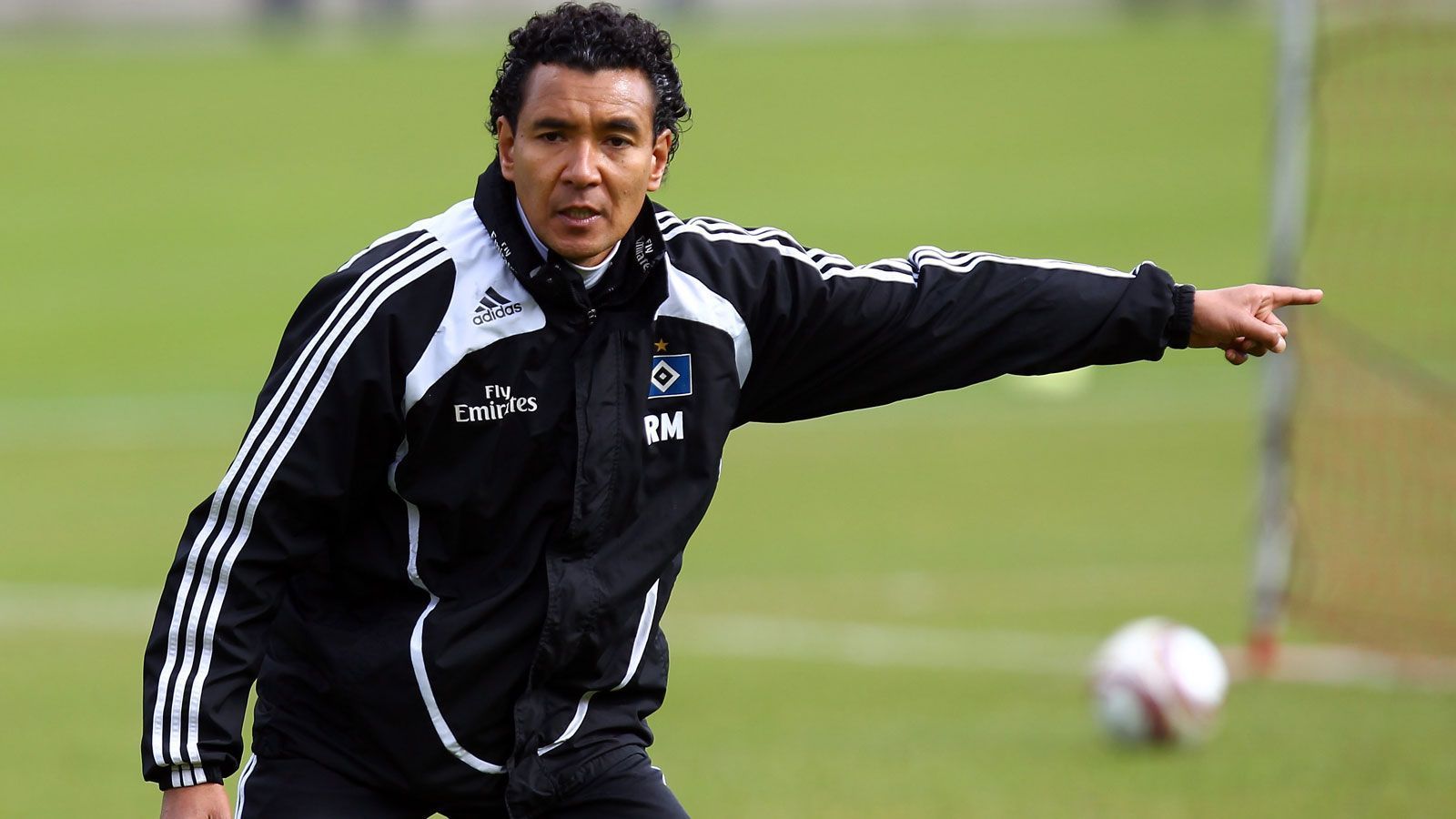 
                <strong>Ricardo Moniz (26.4.2010 bis 30.6.2010)</strong><br>
                Für die letzten drei Spiele der Saison sprang der eigentliche Techniktrainer ein, der damit erstmals außerhalb seiner niederländischen Heimat die Verantwortung auf der Bank übernahm. Zunächst platzte mit einem 1:2 beim FC Fulham im Halbfinal-Rückspiel der Traum vom Europa-League-Finale im eigenen Stadion, es folgten zumindest vier Punkte aus den letzten beiden Ligapartien.
              