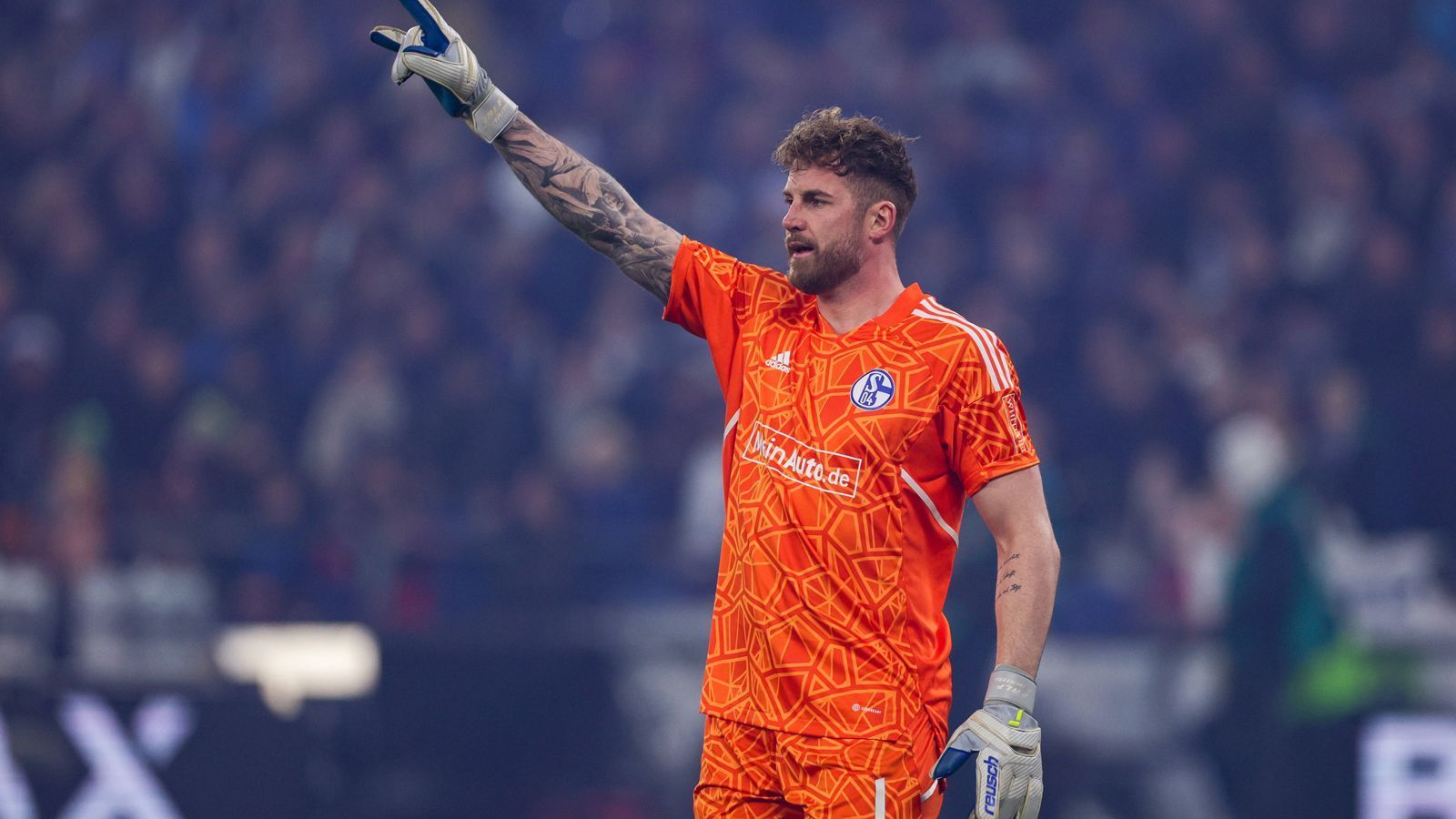 
                <strong>Ralf Fährmann (FC Schalke 04)</strong><br>
                Schalkes Keeper Ralf Fährmann macht im Derby einen erneut guten Eindruck, wie schon zumeist in den zurückliegenden Spielen auch. Beim 0:1 durch Schlotterbeck ist er chancenlos, rettet aber ansonsten mit guten Paraden gegen Guerreiro, Malen und Bellingham. Beim 1:2 von Guerreiro ist er wieder ohne Chance. ran-Note: 3
              