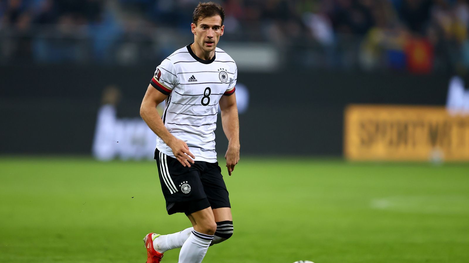 
                <strong>Leon Goretzka</strong><br>
                Ähnlich wie Kimmich defensiv sehr gebunden, offensiv zwar körperlich robust wie gewohnt, aber ohne im Spiel nach vorne eine Lücke im engen Defensiv-Verbund der Gastgeber zu finden. Ordentliches Spiel, das für ihn nach 60 Minuten beendet ist. ran-Note: 3
              