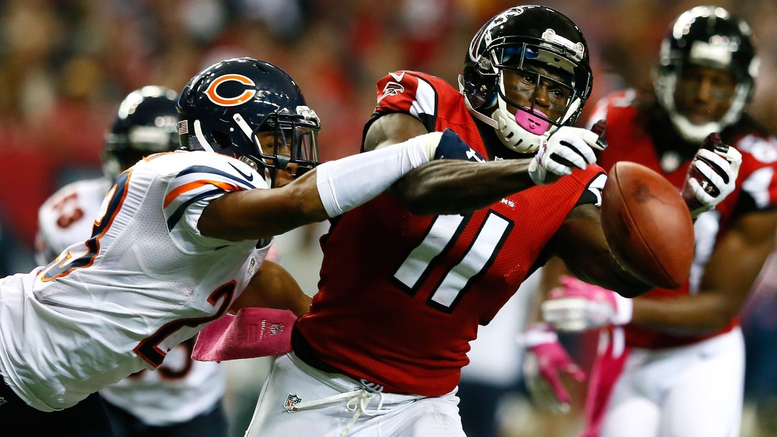 
                <strong>Chicago Bears</strong><br>
                Da die Chicago Bears offenbar kein Interesse an einer Vertragsverlängerung mit Allen Robinson haben beziehungsweise sich nicht mit ihm auf selbige einigen können, wird in Chicago ein neuer Top-Receiver gesucht. Nachdem Sophomore-Receiver Darnell Mooney eingeschlagen ist, aber eher die kurzen Bälle fängt, könnte Julio Jones dem Passspiel der Bears neue Tiefe verleihen.
              