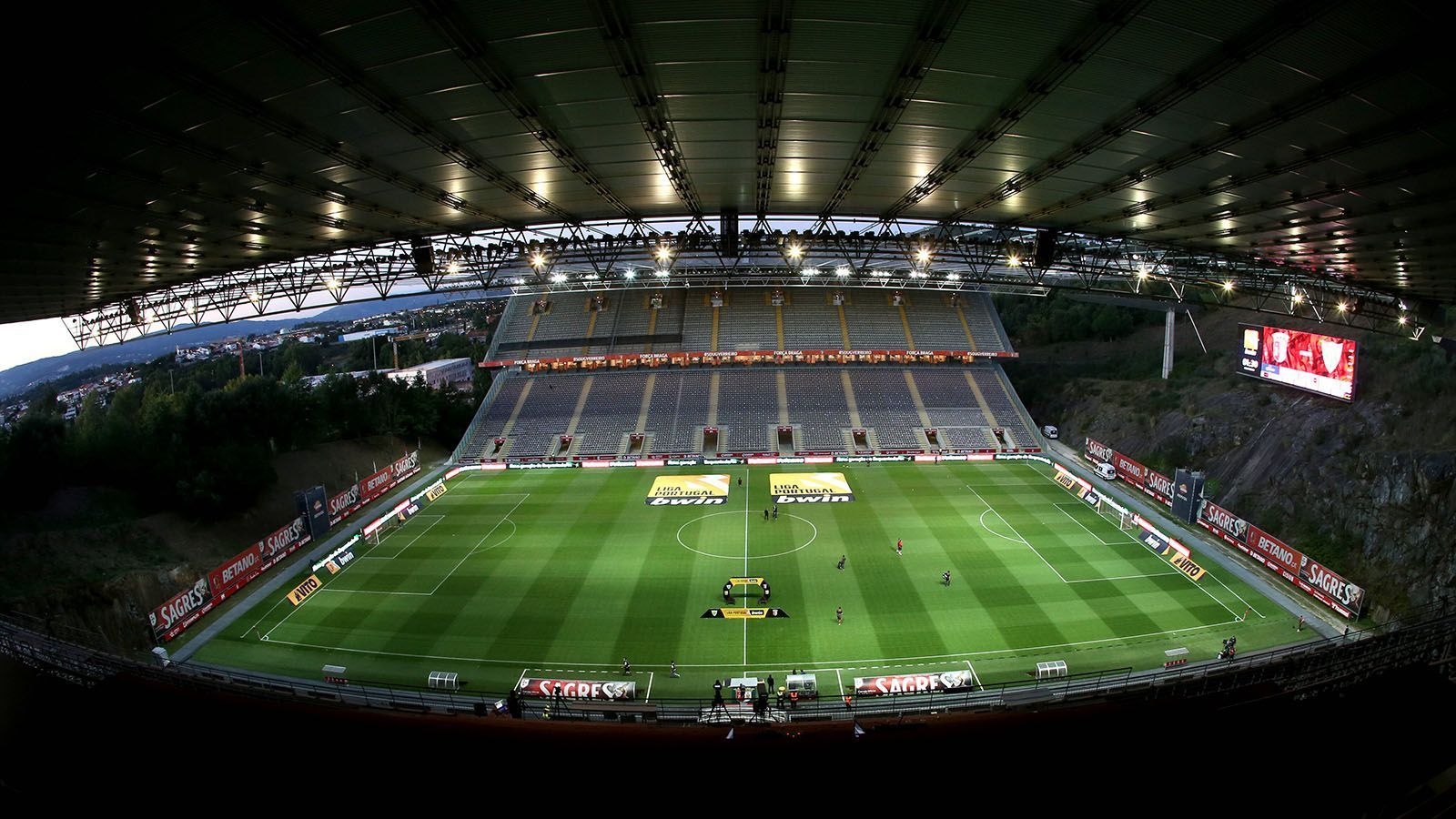 
                <strong>Estadio Municipal (Braga)</strong><br>
                Dieses Prachtstück kennt die breitere Fußballmasse seit 2004. Das Estadio Municipal in Braga war Ausrichtungsort der EURO 2004 und ist die Heimstätte von Sporting Braga. Es gibt nur zwei Tribünen, die Haupt- und Gegentribüne. Hinter einem Tor befindet sich das Felsmassiv des Monte Castros, welches das Stadion auf einer Seite abschließt. Davor prangt eine riesige Digitalanzeige. Gut 30.000 Zuschauer finden Platz im "Municipal".
              