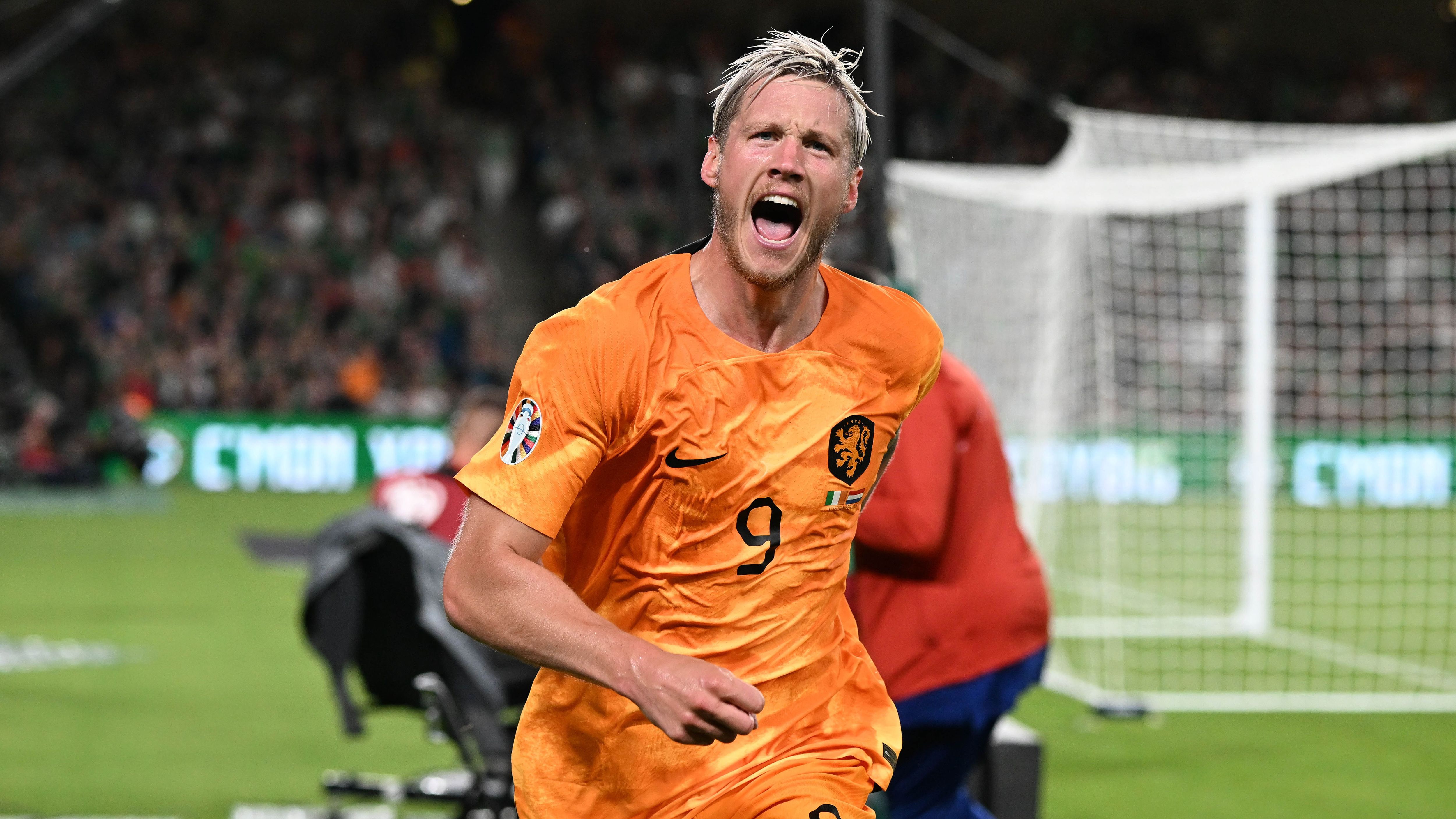 <strong>Niederlande</strong><br>Die "Elftal" ist 2024 in Deutschland dabei. Gegen Irland reichte ein knapper 1:0-Erfolg, für das Tor zeichnete sich Wout Weghorst verantwortlich. Zwar hat die Niederlande vor dem letzten Quali-Spieltag nur drei Punkte Vorsprung, den direkten Vergleich mit Griechenland aber für sich entschieden. Damit reicht es zum zweiten Platz hinter Primus Frankreich.