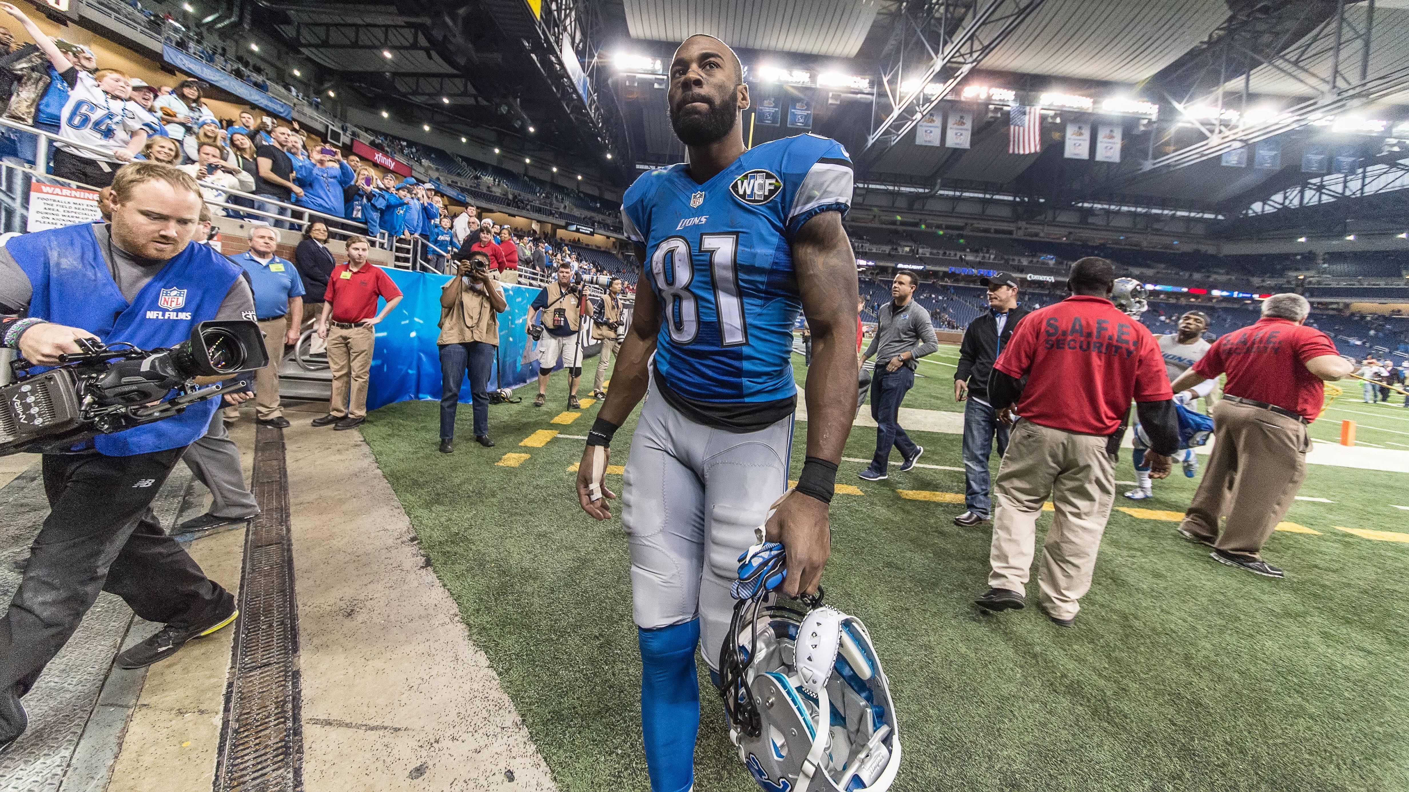 
                <strong>Calvin Johnson</strong><br>
                Im Gespräch mit der Zeitschrift "Sports Illustrated" räumte Johnson regelmäßigen Cannabis-Konsum während seiner aktiven Zeit ein. "Ich hatte meine bevorzugte Art von Medizin. Cannabis", erklärt sich der sechsmalige Pro-Bowler. Doch nicht nur Marihuana war in den Umkleidekabinen ein Thema. "Als ich in die Liga gekommen bin, gab es Opioid-Missbrauch. Du konntest wirklich in den Trainingsraum gehen und hast bekommen, was du wolltest", führte Johnson weiter aus. Besonders schmerzlindernde Substanzen fanden viele Abnehmer innerhalb der Kabine. "Ich konnte Vicodin und Oxy (Oxycodon Anm. d. Red.) bekommen. Es war extrem einfach", erzählte Johnson.
              