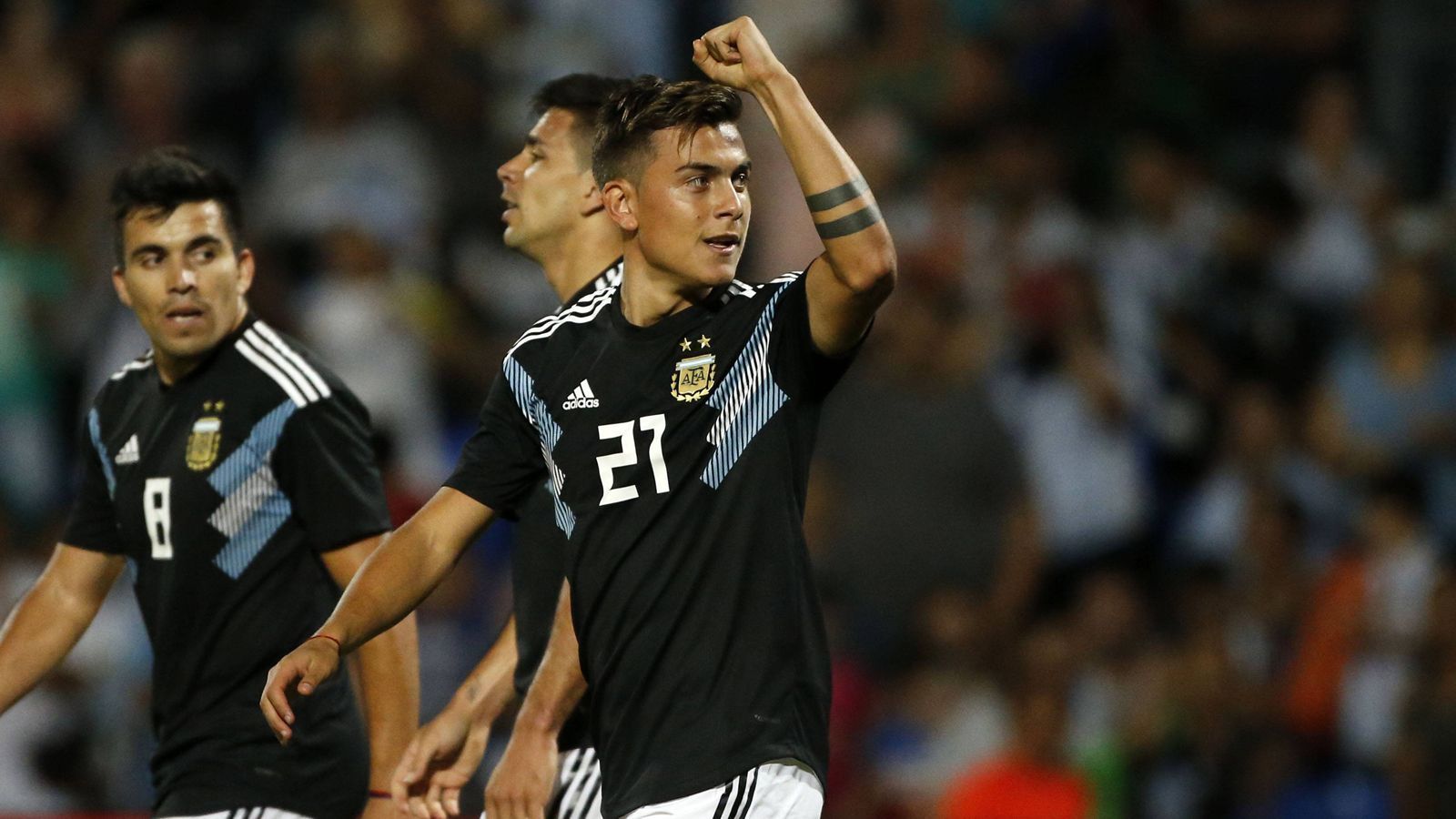 
                <strong>Paulo Dybala (Argentinien)</strong><br>
                Paulo Dybala weiß spätestens seit der letzten Saison, wie es ist, einem absoluten Weltstar zu zuspielen. Bei Juventus Turin verbrachte er die letzte Saison mit Messi-Rivale Cristiano Ronaldo und schoss Juve zusammen mit dem Portugiesen zur erneuten Meisterschaft. Bei der Copa America soll der 25-Jährige nun Lionel Messi unterstützen. Dafür wird er jedoch etwas an Leistung zulegen müssen. Seine letzten Auftritte im Nationaltrikot waren eher dürftig. 
              