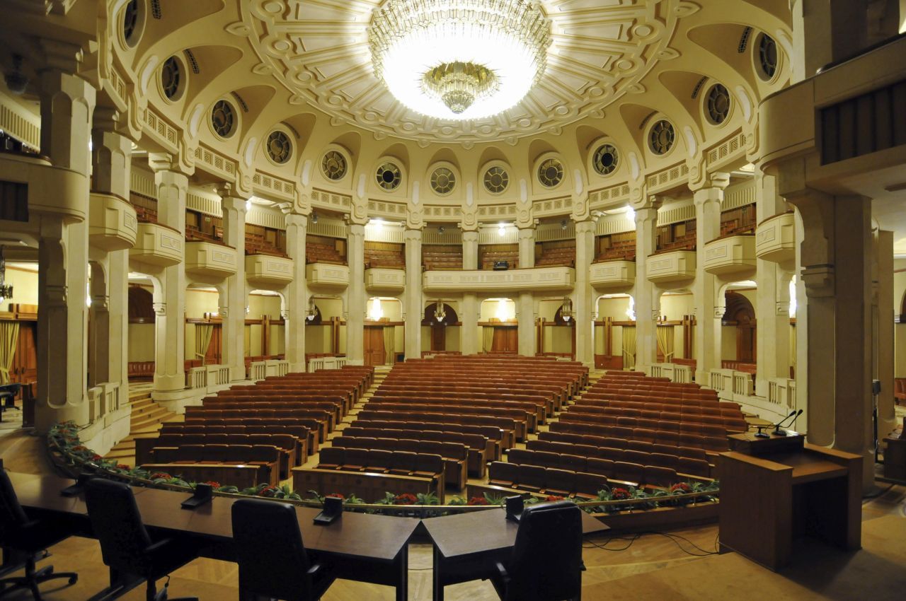 Theater: Neben den zahlreichen Büros, Hallen und Konferenzräumen besitzt der Palast auch einen eigenen Theatersaal. Insgesamt wurden beim Bau 2.800 Kronleuchter installiert. Hier hängt einer der Prächtigsten.