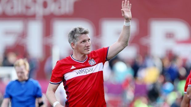 
                <strong>2017: Bastian Schweinsteiger (Chicago Fire)</strong><br>
                Bastian Schweinsteiger wird eine große Ehre zuteil: Nur wenige Monate nach seinem Wechsel in die Major League Soccer zu Chicago Fire spielt der Ex-Bayern-Star im All-Star-Game gegen Real Madrid. Doch nicht nur das: Per Snapchat-Abstimmung wählten die Fans ihn gar zum Kapitän der US-Auswahl. Schweinsteiger hat prominente Vorgänger. ran.de zeigt die Kapitäne des MLS All-Star-Games der letzten zehn Jahre.
              