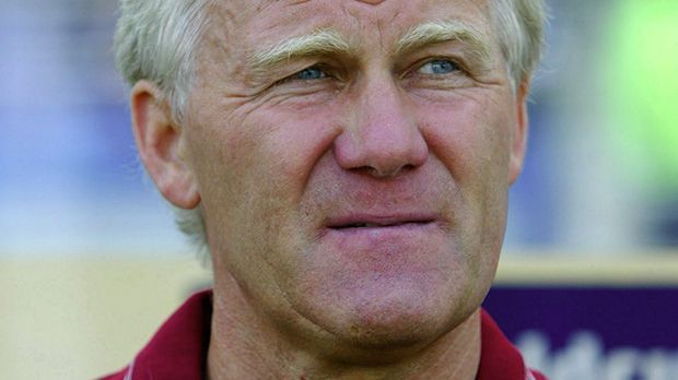 
                <strong>Morten Olsen, Januar 2003</strong><br>
                Morten Olsen: Dänemark vs. Iran. Als von der Tribüne ein Halbzeitpfiff ertönt, denkt jeder, es ist Pause und ein Iraner nimmt den Ball in die Hand. Der Schiri gibt Elfer. Olsen "befiehlt" seinem Kapitän Morten Wieghorst zu verschießen. Iran gewinnt 1:0 durch einen (regulären) Elfer und bedankt sich bei der FIFA für das Fair Play Dänemarks.
              