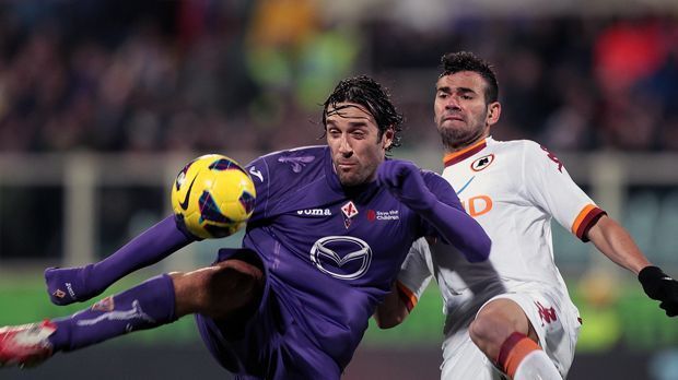 
                <strong>Luca Toni</strong><br>
                Luca Toni: Der Spätstarter lief zwischen 2005 und 2007 für den Traditionsklub aus der Toskana auf. In 99 Pflichtspielen erzielte der Mittelstürmer dabei 57 Treffer, bevor er zum FC Bayern München wechselte. Während seiner Zeit in Florenz feierte Toni auch den größten Erfolg seiner Laufbahn - er wurde 2006 mit der Squadra Azzurra Weltmeister. Seit 2016 ist der 39-Jährige Fußball-Rentner.
              