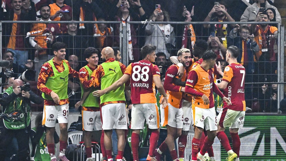 Galatasaray v Genclerbirligi - Turkish Super Lig ISTANBUL, TURKIYE - NOVEMBER 22: Galatasaray players celebrate after Ilkay Gundogan scores a goal during the Trendyol Super Lig week 13 match betwee...