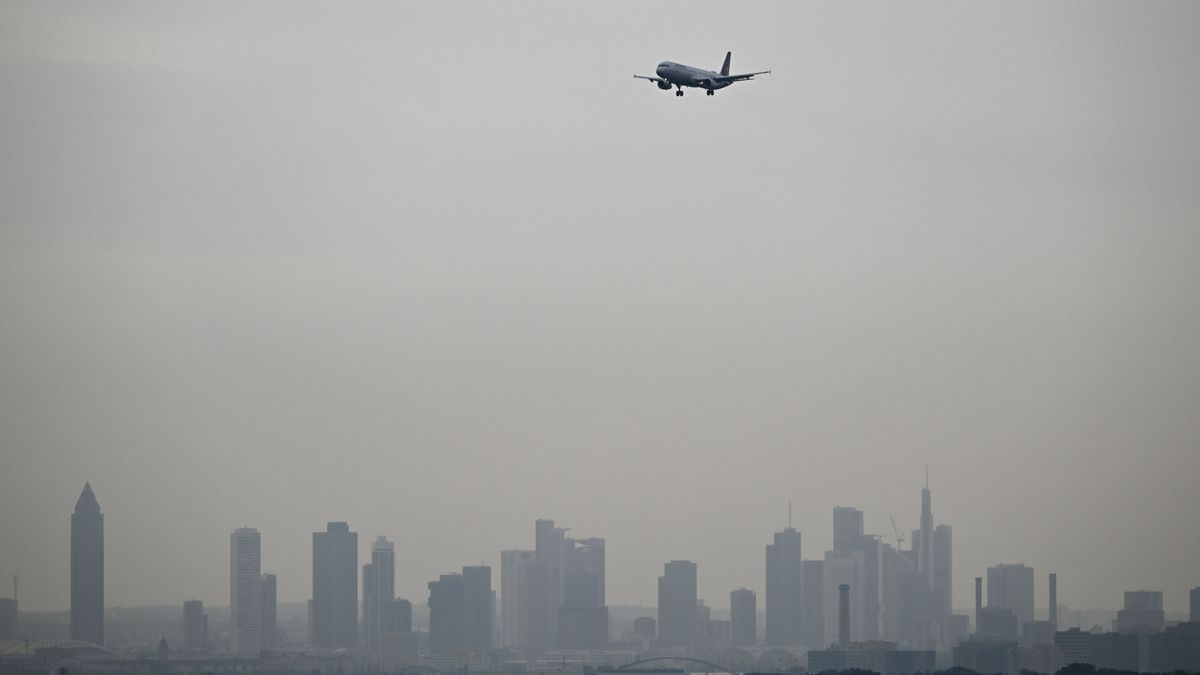 Lufthansa-Chef Carsten Spohr rechnet mit weiteren Einschnitten in die Flugpläne der Luftfahrtindustrie in Deutschland.