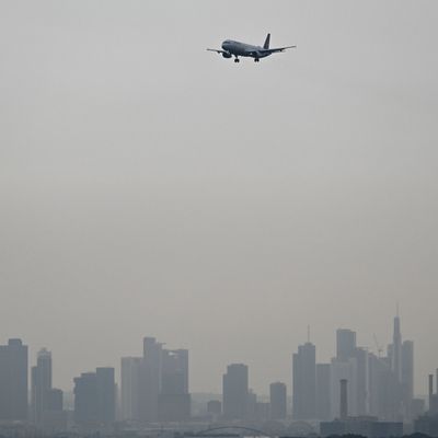 Lufthansa-Chef Carsten Spohr rechnet mit weiteren Einschnitten in die Flugpläne der Luftfahrtindustrie in Deutschland.