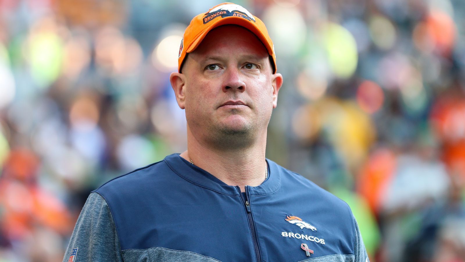 
                <strong>Verlierer: Nathaniel Hackett (Denver Broncos)</strong><br>
                Der andere Head Coach, der in der Kritik steht, ist Rookie Nathaniel Hackett. Der neue Hauptübungsleiter der Denver Broncos traf bei der 16:17-Niederlage mehrere fragwürdige Entscheidungen. Vor allem die letzten beiden Entscheidungen des Spiels, bei einem dritten Versuch und 14 einen Ball hinter die Line of Scrimmage werfen zu lassen und beim anschließenden vierten Versuch kein sofortiges Timeout zu nehmen und stattdessen ein 63-Yard-Field-Goal zu versuchen, sorgten für Kopfschütteln bei Experten und Journalisten. Kein guter Einstand für den hochgelobten Neuzugang aus Green Bay.
              