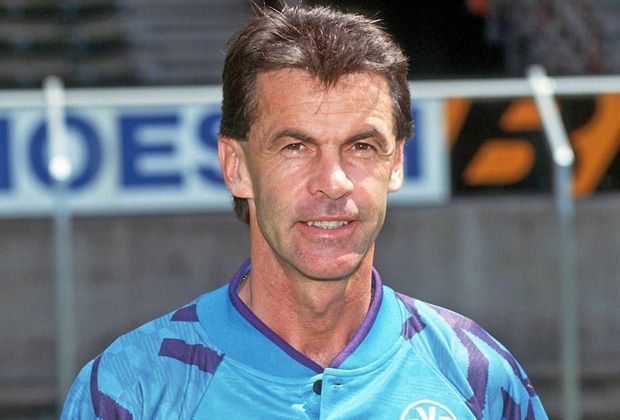 
                <strong>Schweizer Meister und Neubeginn in Dortmund</strong><br>
                1988 wird er Trainer der Grasshoppers Zürich. Nach fünf nationalen Titeln, darunter zwei Meisterschaften, tritt er im Sommer 1991 die Nachfolge von Horst Köppel als Trainer von Borussia Dortmund an.
              
