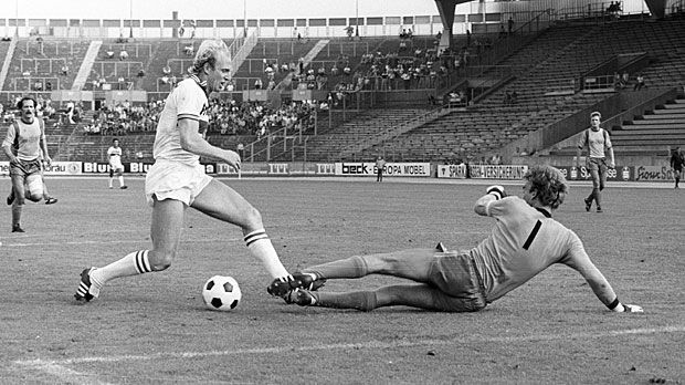 
                <strong>Dieter Hoeneß (VfB Stuttgart)</strong><br>
                Unangefochtener Spitzenreiter ist seit knapp 40 Jahren Dieter Hoeneß (l.). Der Vize-Weltmeister von 1986 schenkt dem Spandauer SV beim 12:0 seines VfB Stuttgart 1978/1979 gleich sieben Mal ein.
              