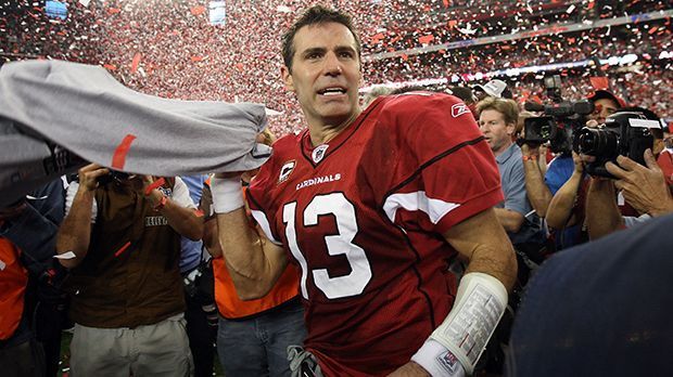 
                <strong>Kurt-Warner</strong><br>
                Platz 3: Kurt Warner (Arizona Cardinals) - Auf seine alten Tage wollte es Kurt Warner noch einmal wissen und schaffte es mit den Arizona Cardinals in seiner letzten NFL-Saison in den Super Bowl XLIII. Dort unterlag er jedoch den Pittsburgh Steelers im Alter von 37 Jahren und beendete seine Karriere.
              