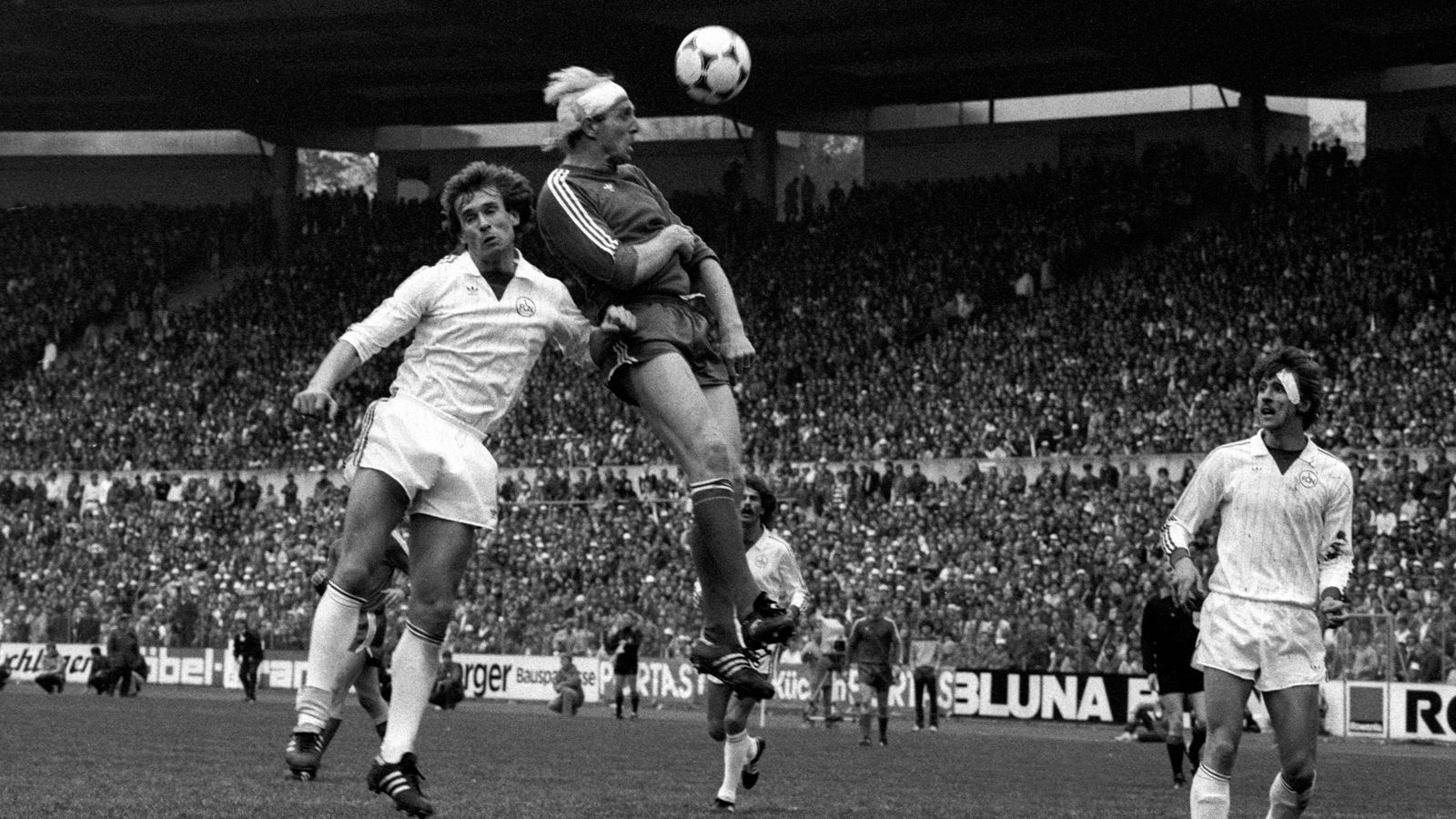 
                <strong>Dieter Hoeneß</strong><br>
                Dieter Hoeneß hatte 1982 im Pokal-Finale mit Bayern München gegen den 1. FC Nürnberg als "Turban Dieter" seinen großen Auftritt, als er trotz Platzwunde weiterspielte und den 4:2-Endstand markierte - natürlich per Kopf. Nach fünf Meisterschaften und drei Pokalsiegen beendete der bullige Stürmer 1987 seine Karriere.
              