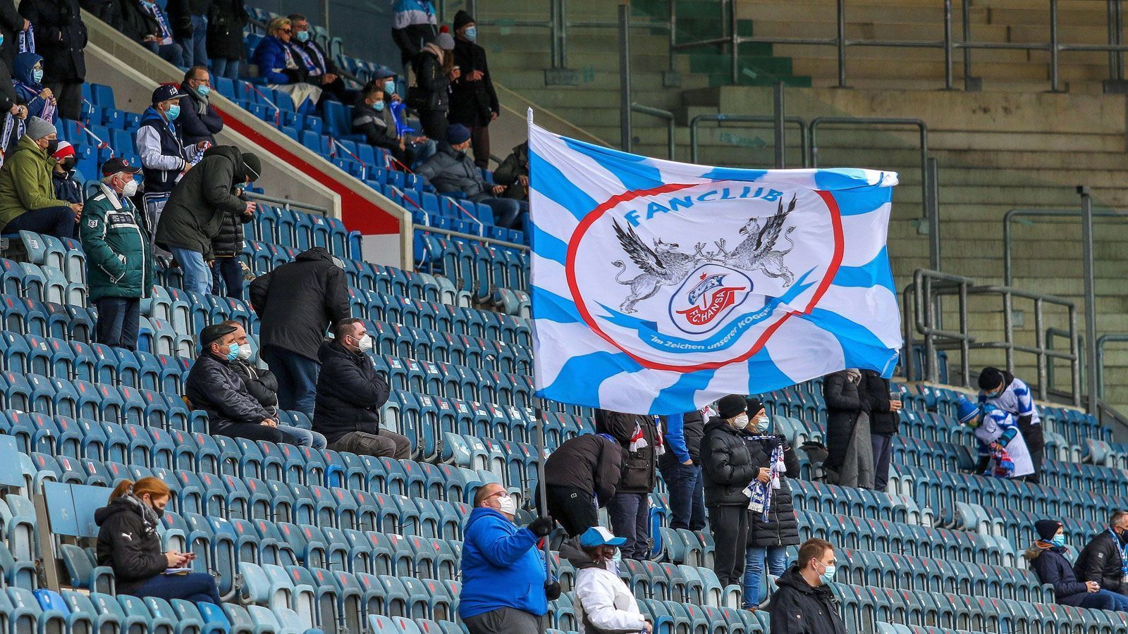 
                <strong>Fans feiern Dreier</strong><br>
                Letztlich aber hielt der 1:0-Vorsprung und Rostock festigte den direkten Aufstiegsplatz. Die Fans im Ostseestadion konnten ihr doppeltes Glück kaum fassen: Endlich wieder live dabei und dann auch noch einen Sieg feiern.
              