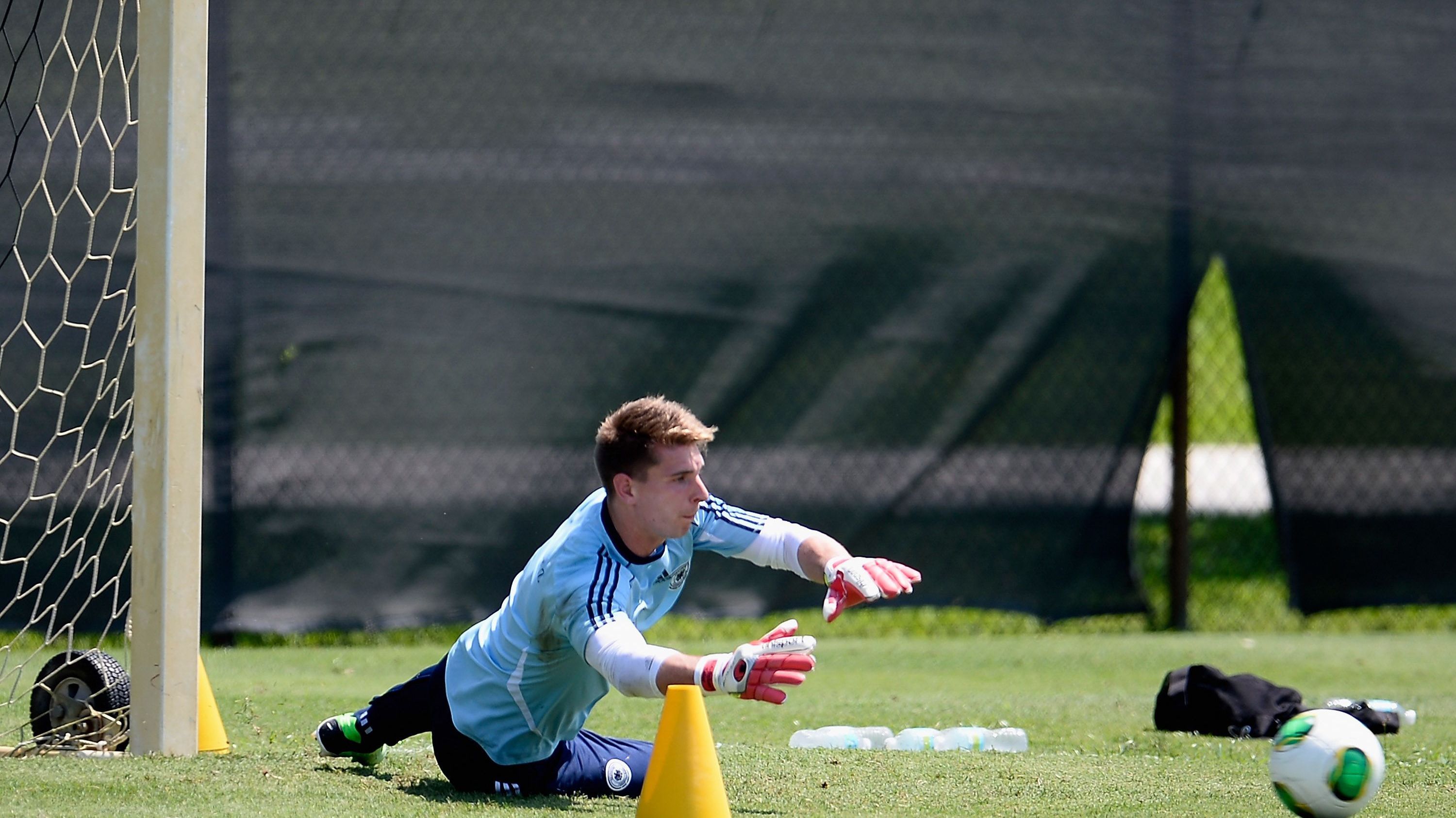 <strong>Tor: Ron-Robert Zieler</strong><br><strong>Damaliger Verein:</strong> Hannover 96<br><strong>Aktueller Verein:&nbsp;</strong>Hannover 96<br><strong>Länderspiele/-tore:</strong> 6/0