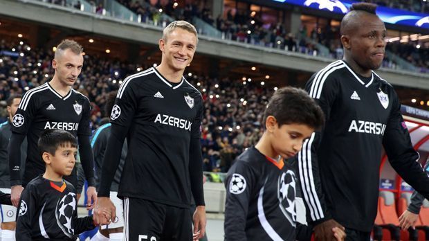 
                <strong>Platz 7 - Qarabag Agdam (Aserbaidschan)</strong><br>
                Durchschnittsalter: 27,7 JahreÄltester Spieler im Kader: Ansi Agolli (li., 35 Jahre)
              