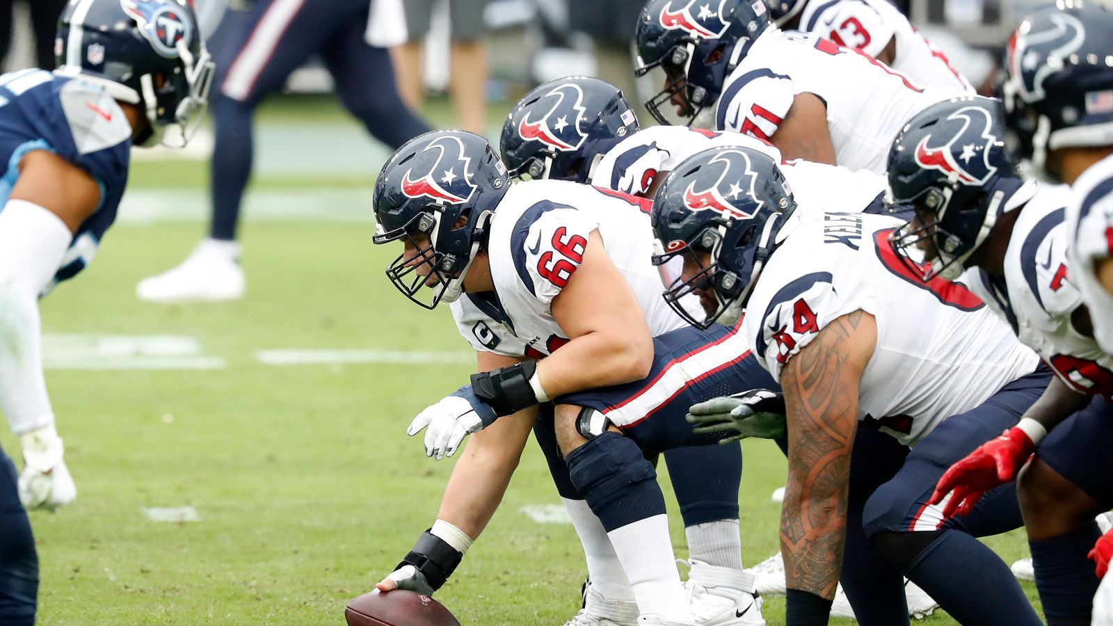 
                <strong>Verlierer: Nick Martin</strong><br>
                Die Houston Texans hätten gegen die Indianapolis Colts fast ihren dritten Sieg in Folge feiern können. Kurz vor Schluss führt die Colts zwar mit 26:20, aber die Texans standen nur zwei Yards von der gegnerischen Endzone entfernt. Der Traum vom Sieg wurde jedoch jäh beendet, da Center Nick Martin einen schlechten Snap ausführte und die Colts-Defense den gefumbelten Ball sichern konnten. Ein bitterer Tag für den 27-Jährigen.
              