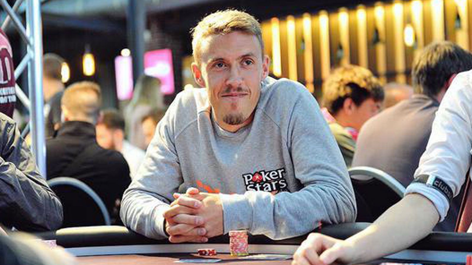 
                <strong>Erfolge als Pokerspieler</strong><br>
                Während der anschließenden Sommerpause machte sich Kruse zum ersten Mal als ambitionierter Pokerspieler einen Namen. Bei einem Turnier in Las Vegas erspielte der Stürmer rund 36.000 Euro, im Februar 2015 gewann er im Rahmen von "TV Total" sogar 50.000 Euro. Im Oktober 2015 kam ihm sein ungewöhnliches Hobby allerdings teuer zu stehen…
              