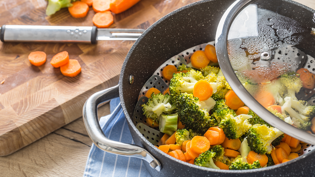 Dünsten ist die perfekte Methode, um Gemüse schonend zu garen und den vollen Geschmack zu entfalten.