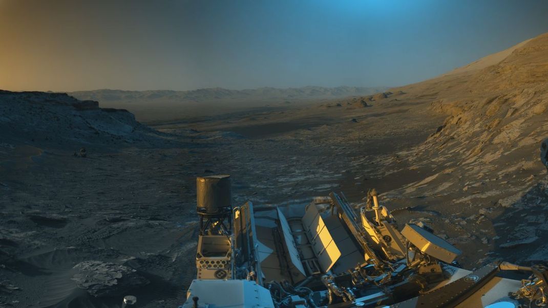 Mittlerweile hat sich Curiosity ein gutes Stück den Berg hochgearbeitet und wird beim Blick nach hinten mit einem Postkarten-Motiv belohnt.