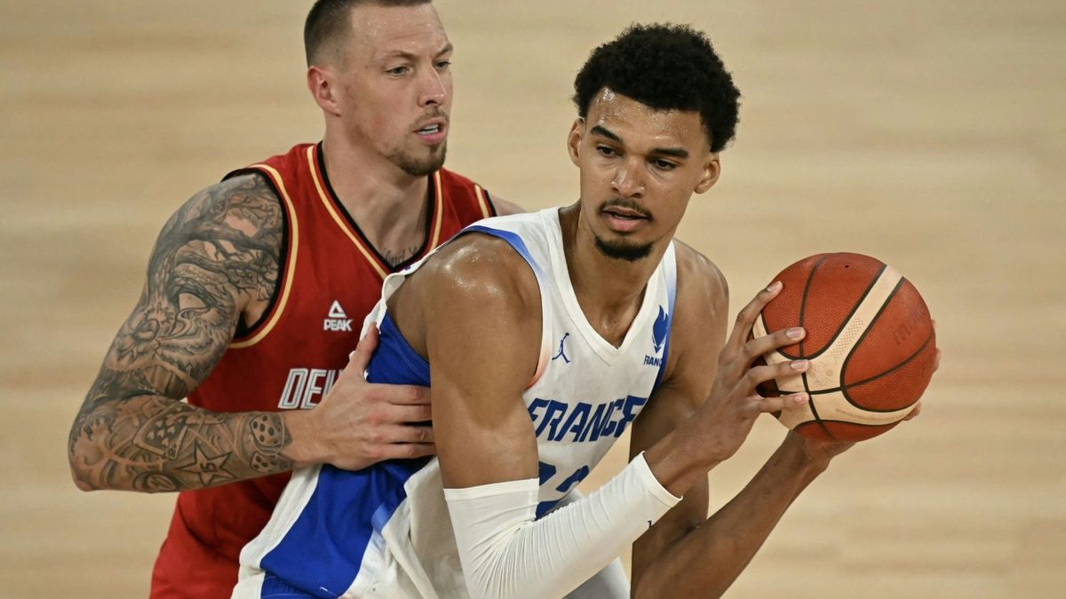 Wembanyama (r.) bei Olympia im Duell mit Daniel Theis