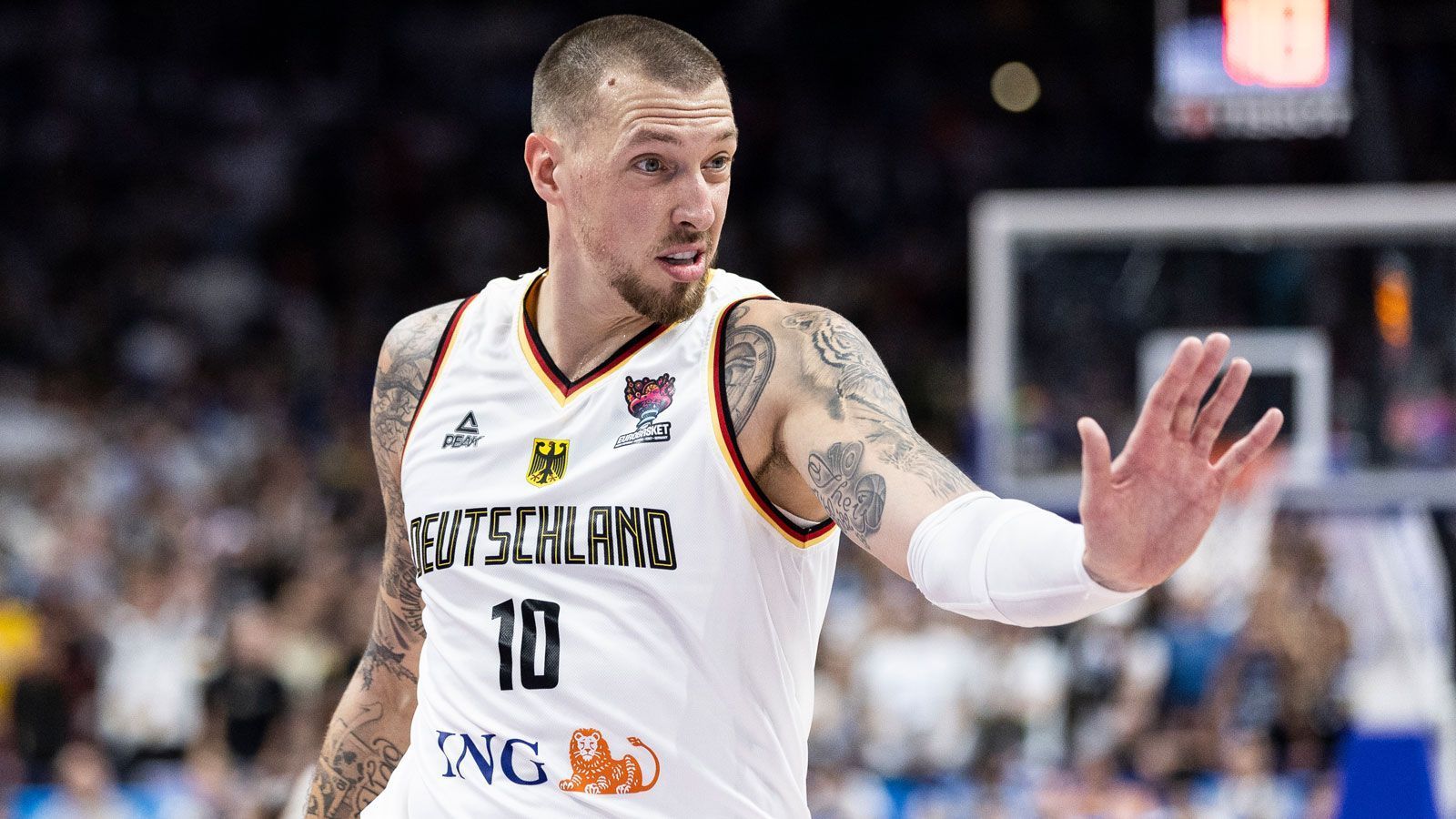 
                <strong>Daniel Theis (Indiana Pacers)</strong><br>
                Noch vor wenigen Monaten stand Daniel Theis mit den Boston Celtics im NBA-Finale. Bei einem Sieg gegen Spanien könnte die Vita des 30-Jährigen um eine weitere Finalteilnahme ergänzt werden. Theis, der 2017 von Brose Bamberg in die NBA wechselte, gehört zu den unumstrittenen Leistungsträgern beim DBB, dessen Turnierteilnahme bis kurz vor EM-Start ungewiss war. Gegen Griechenland gehörte der Power Forward zu den besten Akteuren Deutschlands und hatte mit einem Double-Double aus 13 Punkten und 16 Rebounds maßgeblich Anteil am Halbfinal-Einzug. Der athletische Big Man wechselt zur kommenden NBA-Saison von Boston nach Indianapolis. 
              