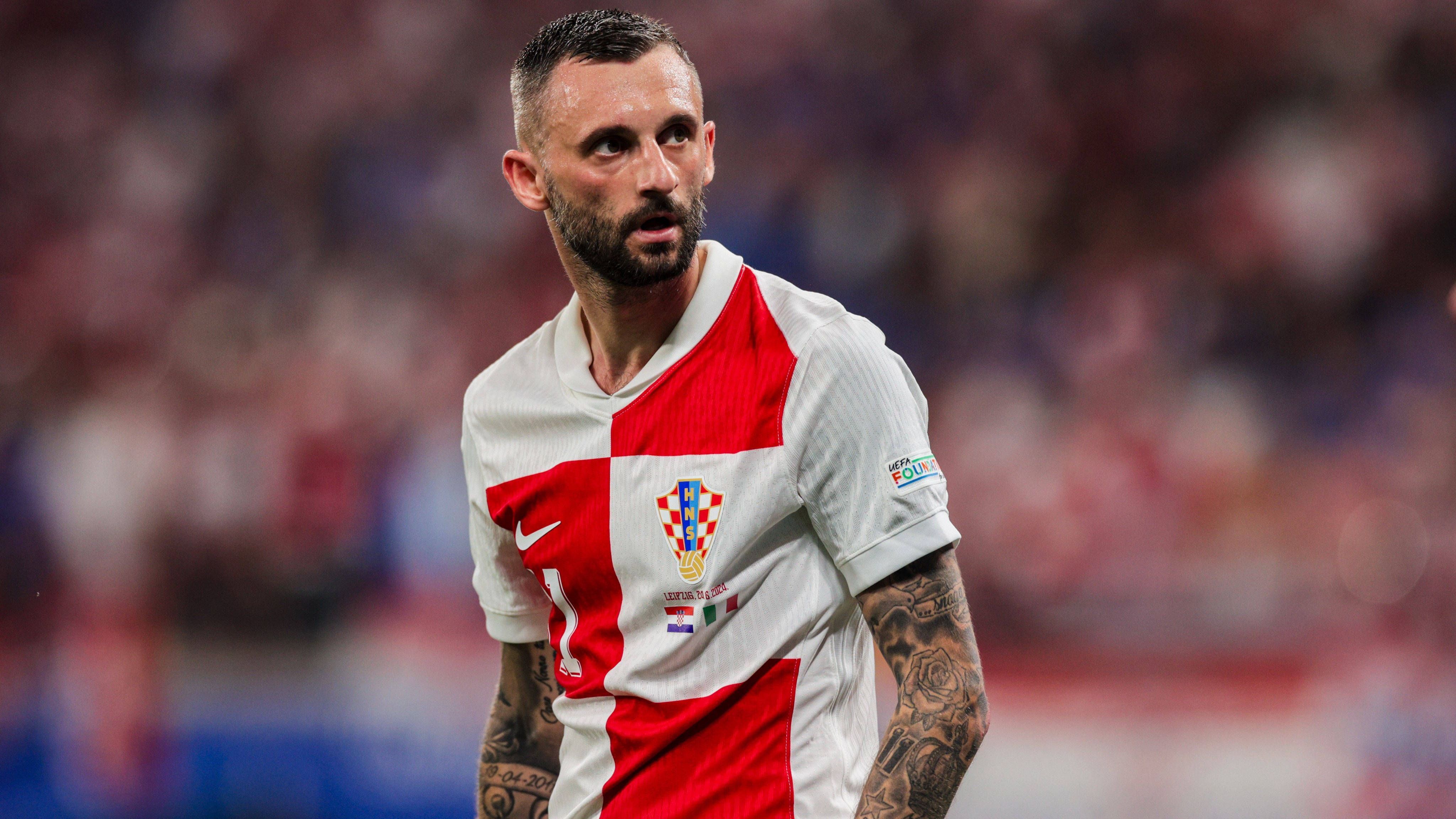 <strong>Marcelo Brozovic</strong><br>Marcelo Brozovic erlebte mit den Kroaten ein dramatisches Last-Minute-Aus gegen Italien in der Vorrunde. Zwar war der 31-Jährige im Dreier-Mittelfeld zwischen Mateo Kovacic und Luka Modric gesetzt, fünf Gegentore in der Zeit, in der Brozovic in den drei Spielen auf dem Feld stand, sprechen aber nicht wirklich für die Leistung des Sechsers von Al-Nassr.