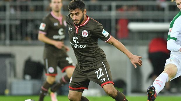 
                <strong>Türkei gegen Zypern</strong><br>
                Türkei gegen Zypern: Beide Länder stehen sich aus politischer Sicht nicht unbedingt freundlich gegenüber, die A-Nationalteams trafen bislang noch nie aufeinander. Im Nachwuchsbereich aber schon: Da führte das gestörte Verhältnis zuletzt Anfang September zu wilden Szenen. In der achten Minute der Nachspielzeit kam es beim Stand von 1:0 für Zypern zu Schlägereien, insgesamt sechs Spieler flogen vom Platz. Zumindest die Anzahl der Platzverweise wurde dabei brüderlich geteilt. Unter den Übeltätern war übrigens auch St. Paulis Cenk Sahin.
              
