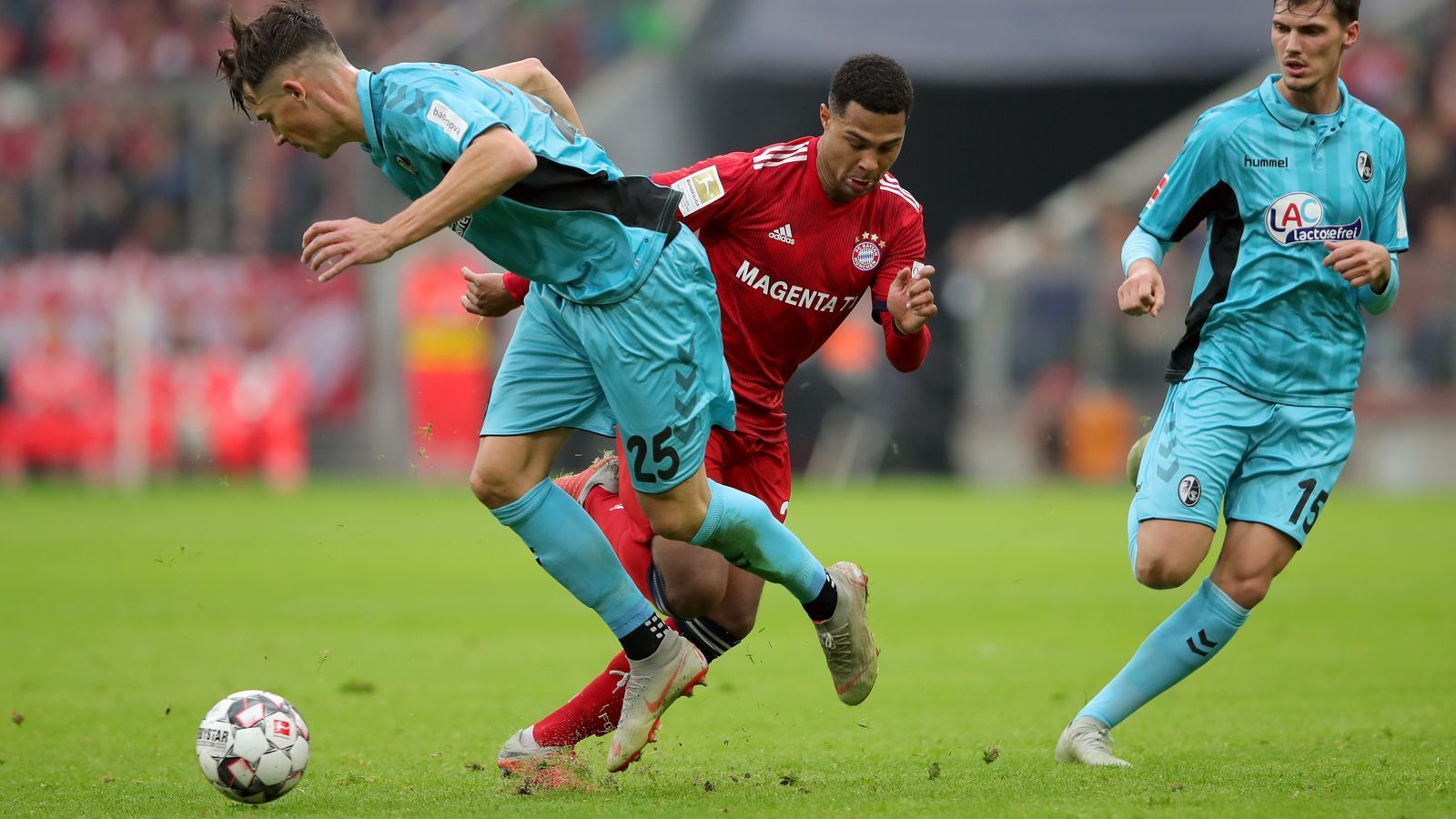 
                <strong>Serge Gnabry (Linksaußen)</strong><br>
                Durfte auf dem linken Flügel beginnen. In seinen Einzelaktionen sehr dynamisch und lauffreudig. Immer wenn er am Ball war, rührte sich etwas bei den Münchnern. Erzielte das zwischenzeitliche 1:0 für die Bayern. Der einzige Lichtblick beim deutschen Rekordmeister an diesem tristen Nachmittag. ran-Note: 2
              