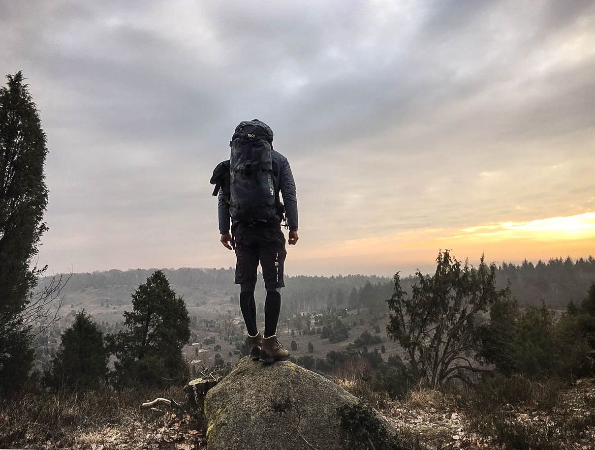 Rucksack auf und raus! Manchmal erklimmt er Berge - oder er läuft ohne Ziel durch Wald und Wiesen.