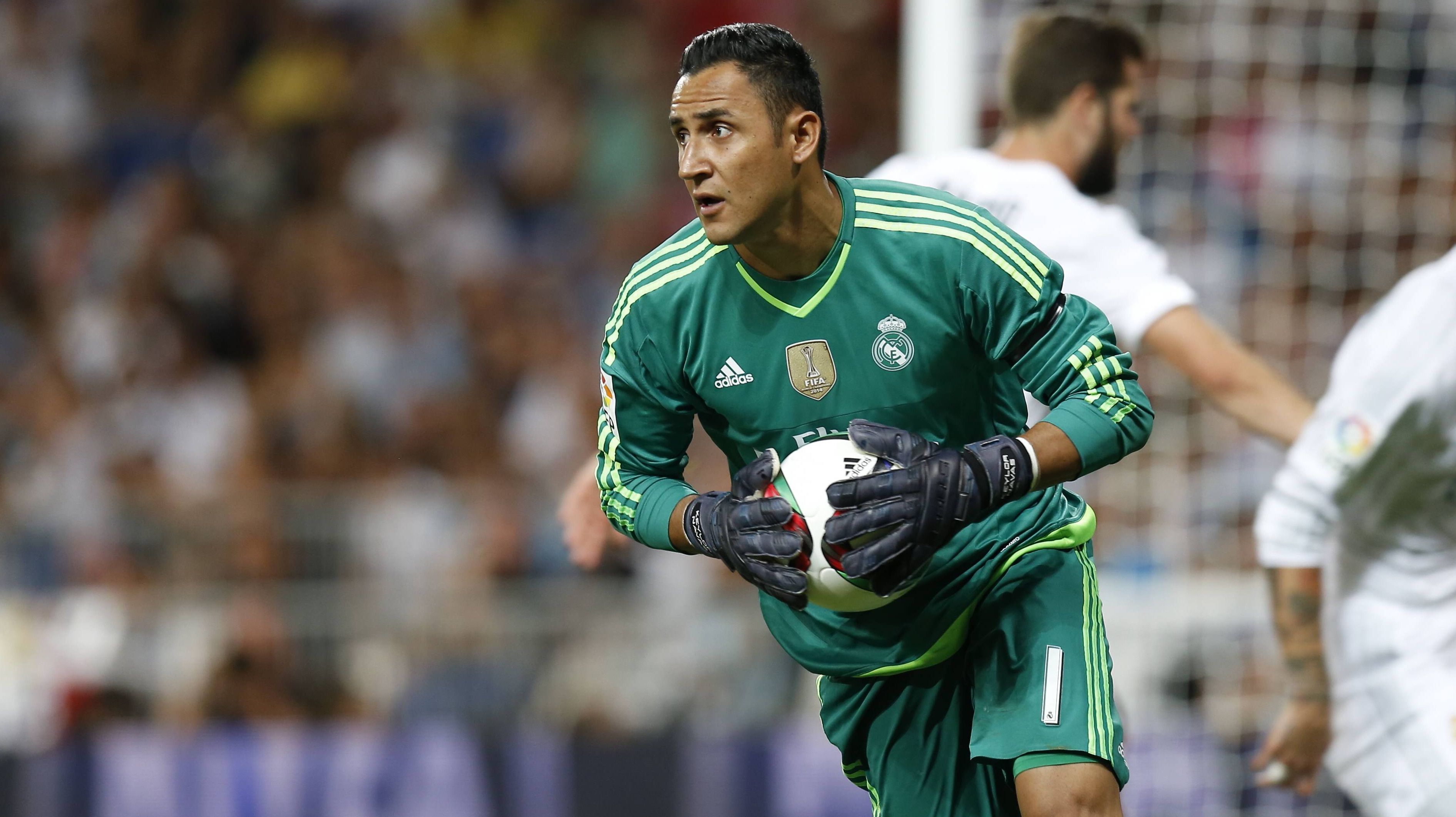 
                <strong>Torwart: Keylor Navas</strong><br>
                Im Tor steht Keylor Navas. Der Nationalkeeper Costa Ricas war in der vergangenen Saison noch die Nummer zwei hinter Iker Casillas. Nach dem Abgang der Vereins-Ikone muss er sich nun gegen Kiko Casilla behaupten - bei der Fan-Wahl hat es geklappt.
              