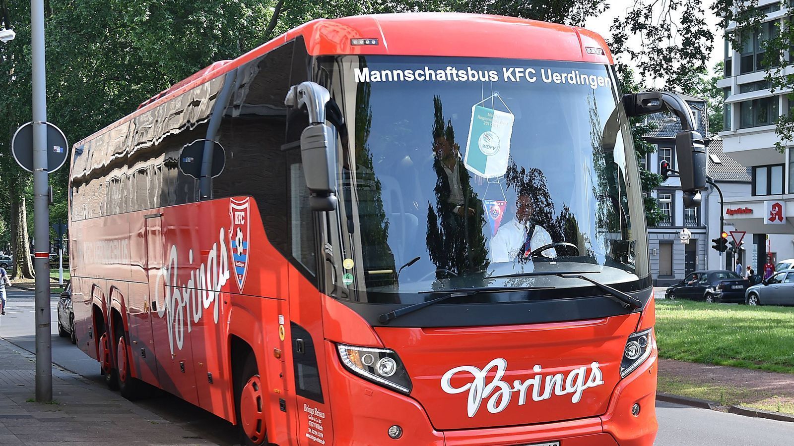 
                <strong>Mannschaftsbus</strong><br>
                Die angeblich schlechte Zahlungsmoral der Uerdinger macht wohl nicht bei den Ex-Mitarbeitern Halt, sondern geht offenbar darüber hinaus - und auch das verursacht angeblich weitere Probleme. So ist der KFC-Tross dem "Bild"-Bericht nach bei einigen Hotels mittlerweile unerwünscht und kann diese nicht mehr buchen. Der Grund: Uerdingen zahlte auch dort offene Rechnungen wohl nicht. Ebenso dürfte sich in der Winterpause ein Busunternehmen geweigert haben, die Mannschaft zu einem Vorbereitungsspiel zu fahren, auch hier wurden offensichtlich im Vorfeld schon Rechnungen vom Drittligisten einfach nicht beglichen.
              