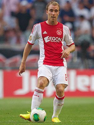 
                <strong>Ajax Amsterdam - Heimtrikot</strong><br>
                Auch der niederländische Meister hat seine Spieler für die Saison 2013/2014 neu eingekleidet. Ob Christian Eriksen sehr traurig ist, dass er nicht Schwarz-Gelb tragen darf?
              