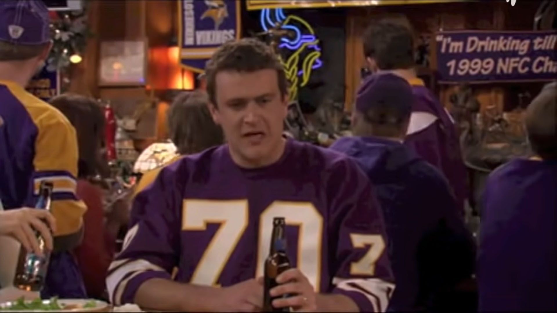 
                <strong>Minnesota Vikings - Marshall Eriksen ("How I Met Your Mother")</strong><br>
                Es gibt wohl keinen größeren NFL-Fan in der "How I Met Your Mother"-Welt als Marshall Eriksen. Der großgewachsene Mitbewohner von Ted Mosby kommt aus St. Cloud, Minnesota, und ist daher glühender Anhänger der Vikings. In der elften Folge der vierten Staffel ("Im Exil") begleitet ihn Robin in eine Sportsbar, die hauptsächlich von Vikings-Fans besucht wird. Das Gesprächsthema Nummer 1: das verschossene Field Goal von Gary Anderson, das Minnesota im Januar 1999 den Super-Bowl-Einzug kostete. Auch Marshalls Familie teilt die Leidenschaft für die Vikings, mit seinen Brüdern verbringt der Anwalt einen ganzen Tag am Grab seines Vaters, um gemeinsam ein Spiel gegen die Chicago Bears zu schauen.Verdammt, das NFC Championship Game 1999: https://www.youtube.com/watch?v=K8QIusaVnEM
              