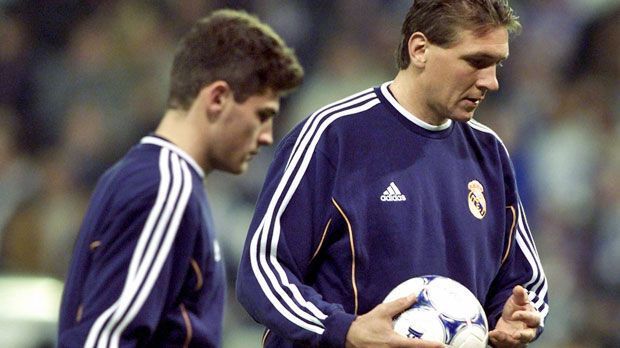 
                <strong>Iker Casillas und Bodo Illgner (Real Madrid)</strong><br>
                Iker Casillas und Bodo Illgner: Teenager Casillas (li.) macht den deutschen Weltmeister kurz vor der Jahrtausendwende zum bestbezahlten Ersatzkeeper der Welt. Der Spanier bekommt trotz einiger Fehler das Vertrauen und prägt im Anschluss eine Ära. Illgner beendet 2001 bei seine Karriere bei Real.
              