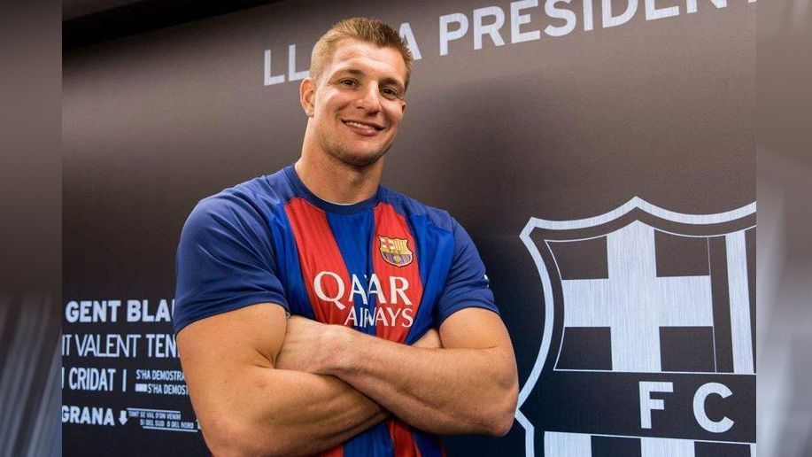 <strong>Rob Gronkowski</strong><br>Ex-NFL-Star Rob Gronkowski hat sich mit einem Trikot des FC Barcelona ablichten lassen. Bei einem Besuch vor Ort ließ er sich unter anderem mit dem damaligen Barca-Star Lionel Messi ablichten.&nbsp; &nbsp; &nbsp; &nbsp; &nbsp; &nbsp; &nbsp; &nbsp;&nbsp;