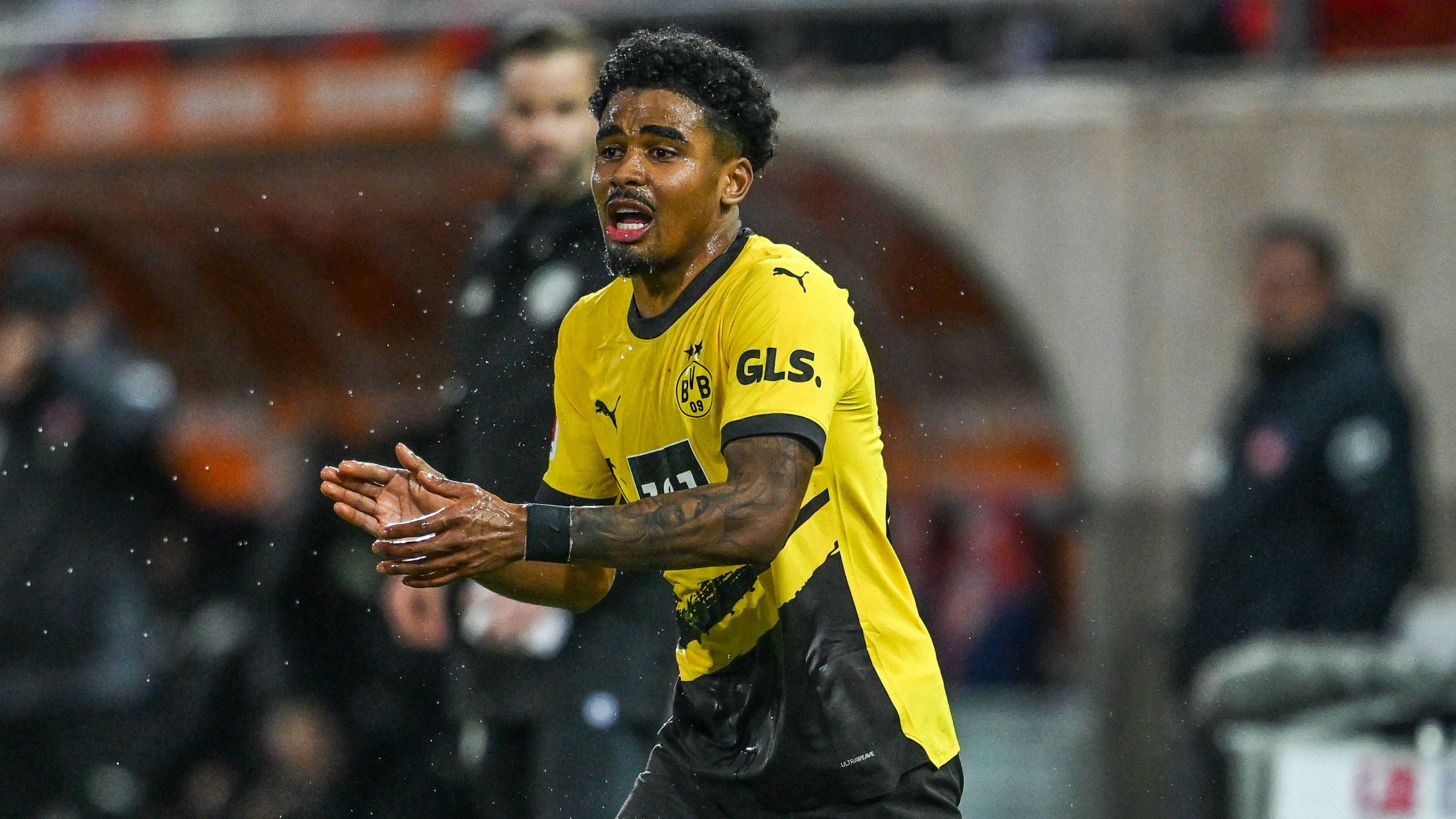 <strong>BVB hat den besten Wintertransfer getätigt&nbsp;</strong><br>Ian Maatsen kam, sah und schlug ein. Der BVB holte den Niederländer im Wintertransferfenster per Leihe vom FC Chelsea. Maatsen funktionierte auf Anhieb und belebt das BVB-Spiel - offensiv wie defensiv. Wichtig für Schwarz-Gelb. Die linke Abwehrseite galt als Schwachstelle. Sommerneuzugang Bensebaini weilte beim Afrika-Cup. Unabhängig davon hat der Algerier in Dortmund bisher nicht wirklich funktioniert.