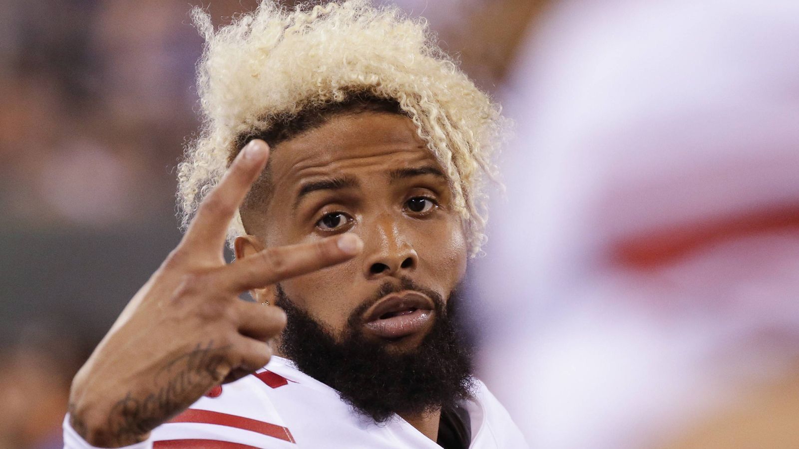 
                <strong>Odell Beckham Jr.: Die Details zu seinem Mega-Vertrag</strong><br>
                Mike Florio von "Profootballtalk" hat den Kontrakt von "OBJ" aufgeschlüsselt. Vorab: Es ist laut Florio keine Verlängerung des bestehenden Arbeitspapiers, sondern ein neuer, über sechs Jahre laufender Vertrag. Auch das Salär relativiert sich demnach ein wenig.
              