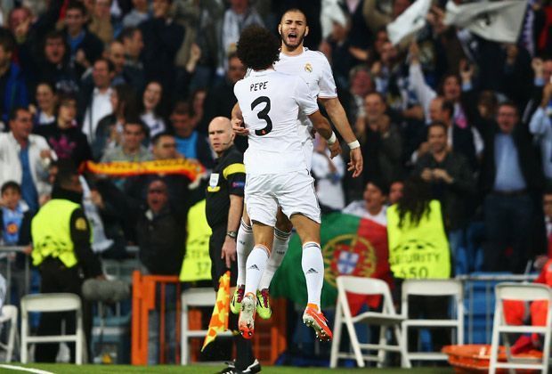 
                <strong>Real Madrid - Bayern München 1:0</strong><br>
                Die pure Freude auf der anderen Seite: Pepe springt Benzema an und beendet den Jubellauf des Franzosen.
              