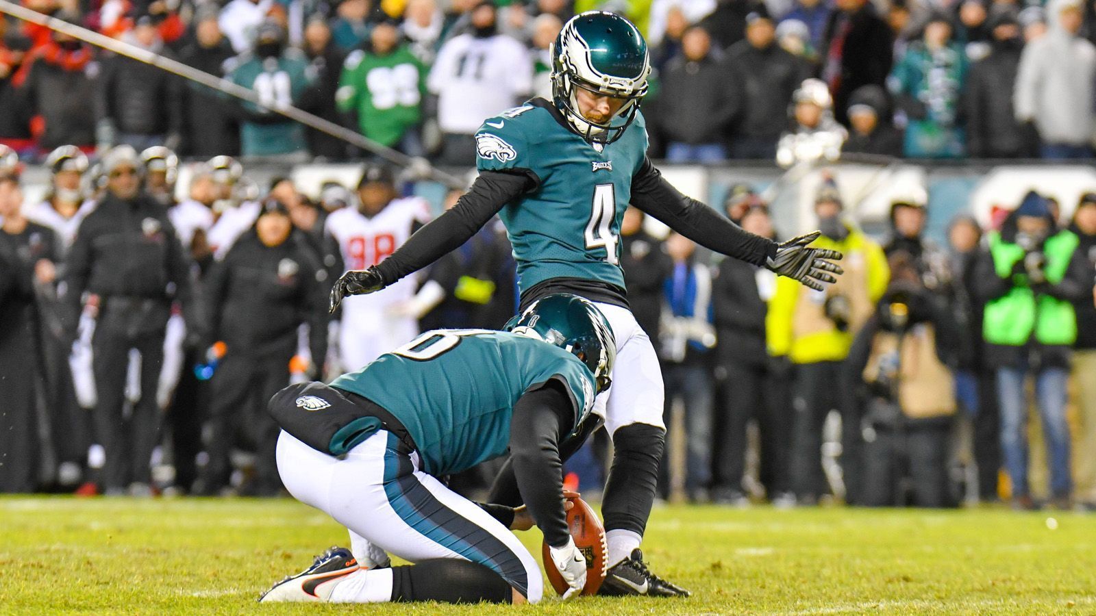 
                <strong>Jake Elliot FG 61 Yards</strong><br>
                Die Super-Bowl-Saison der Eagles hatte viele verschiedene erinnerungswürdige Momente. Einer, der dabei fast unterging, ist das spielentscheidende Field Goal von Kicker Jake Elliot - aus 61 Yards. Bis heute das längste Field Goal der Franchise Geschichte. Dabei war Elliot eigentlich nur Ersatzmann für den verletzten Caleb Sturgis. Nach dem Sieg über die Giants in Woche drei gewannen die Eagles neun Spiele in Folge, wurden Nummer-1-Seed in der NFC. Und der Rest ist Geschichte.
              