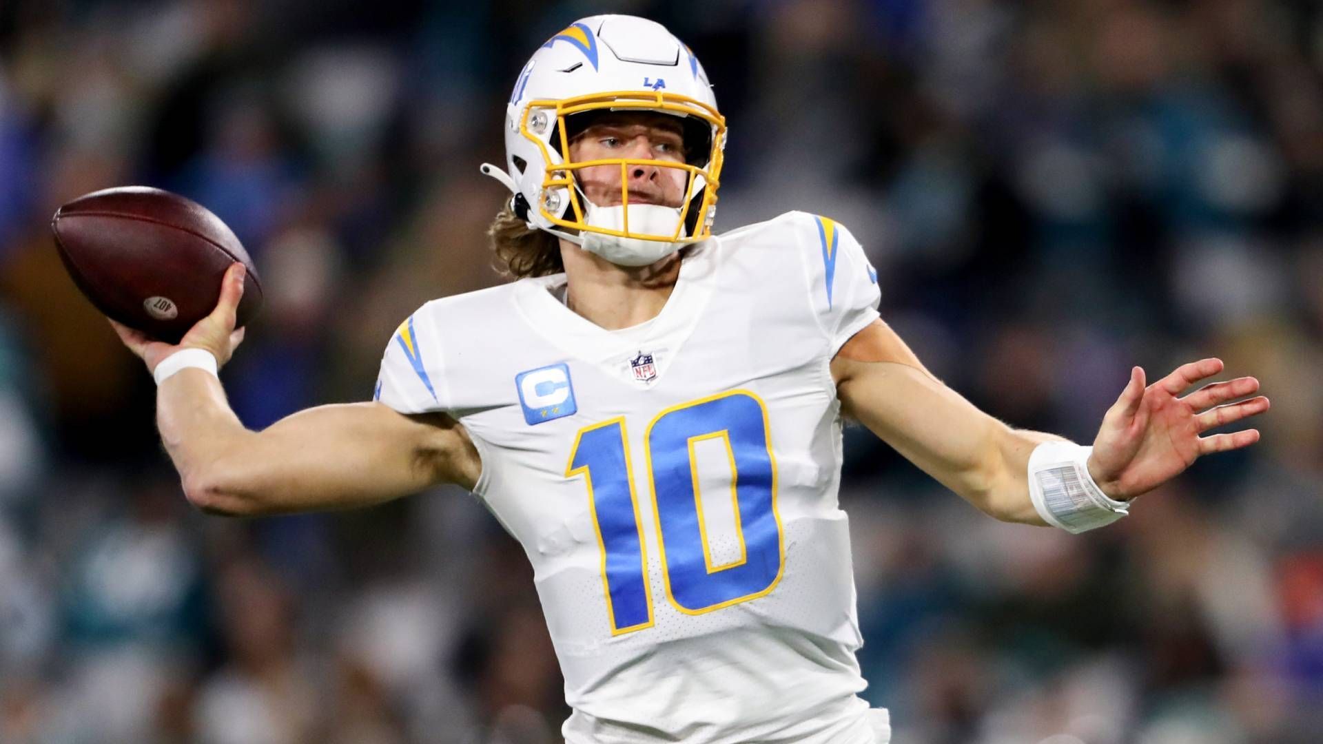 
                <strong>Justin Herbert (Los Angeles Chargers)</strong><br>
                Auch der dritte hochgeschätzte Quarterback der 2020er-Klasse hat den Sprung zum Starter geschafft, Justin Herbert konnte die Erwartungen dabei teilweise sogar übertreffen und wurde in seiner ersten Saison zum Offensive Rookie of the Year gewählt. Keine Frage, dass die Chargers in dem 25-Jährigen ihren zukünftigen Franchise-Quarterback sehen.ran-Prognose: Fifth Year Option wird gezogen.
              