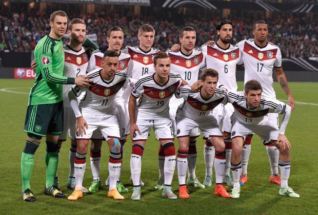 
                <strong>Deutschland gegen Gibraltar </strong><br>
                Von wegen Rekord - die deutsche Elf müht sich gegen Gibraltar nur zu einem enttäuschenden 4:0-Sieg. Doch wer hat überzeugt und wer enttäuscht? Jogis Jungs in der Einzelkritik...
              