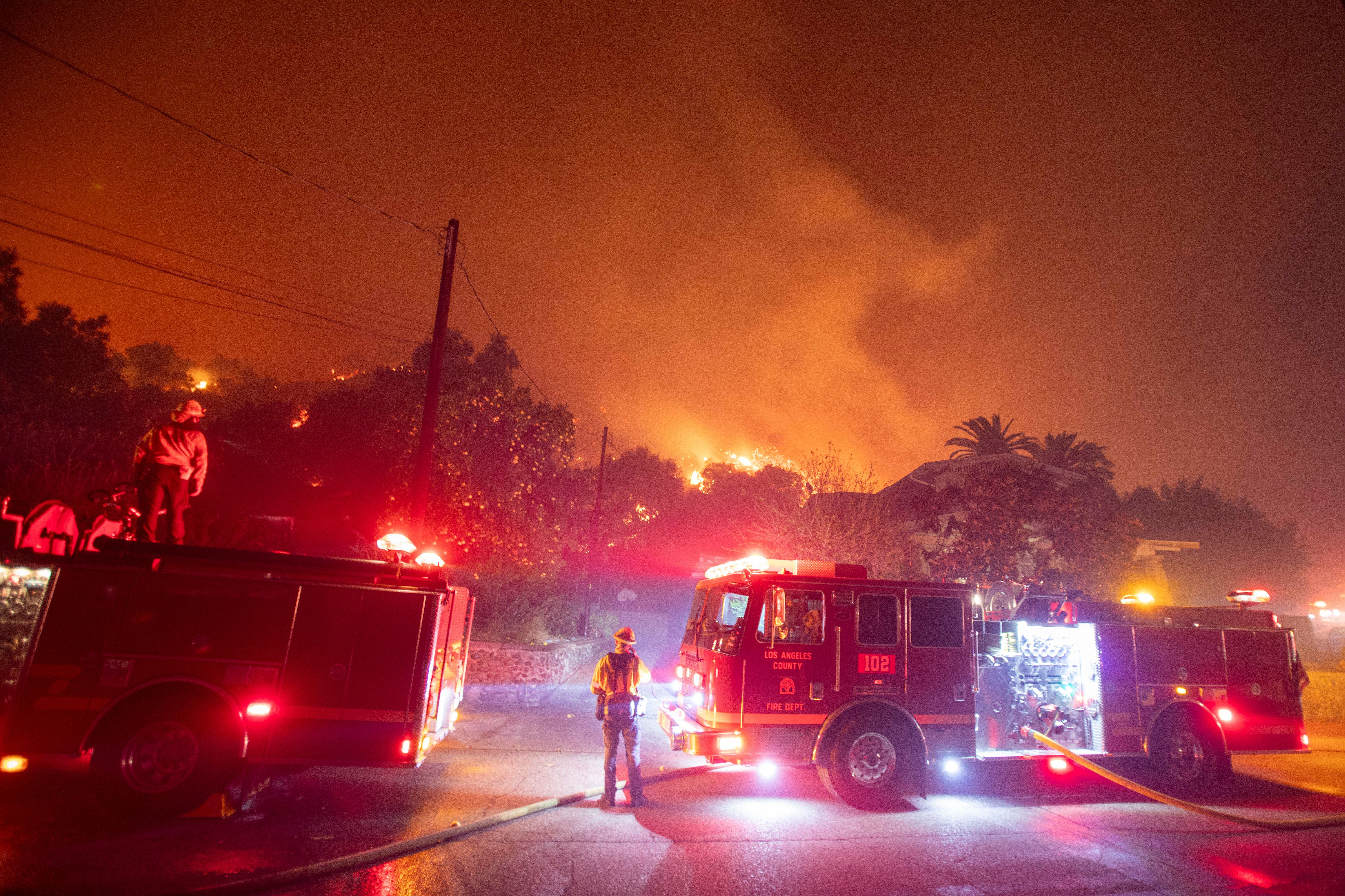 Die Feuerwehr kämpft gegen die immensen Feuer in Kalifornien.