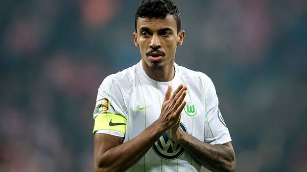 
                <strong>Luiz Gustavo (VfL Wolfsburg)</strong><br>
                Sein Wechsel ist hingegen gut vorstellbar: Diverse Medien spekulieren seit Monaten, dass Luiz Gustavo mit einem Abgang vom VfL Wolfsburg liebäugelt. Der Absturz der Wölfe in der Bundesliga könnte laut "Calciomercato" die Chance für den AC Mailand sein. Da der Vertrag bis 2018 Gültigkeit besitzt, könnte der VfL im Sommer letztmals Ablöse kassieren. Zehn Millionen Euro stehen im Raum.
              