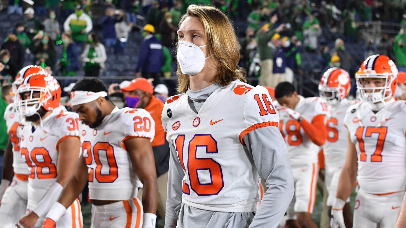 
                <strong>#3 Clemson Tigers (7-1)</strong><br>
                Vor Saisonbeginn galten die Tigers um Star-Quarterback Trevor Lawrence zu den absoluten Favoriten auf die nationale Meisterschaft. Nach sieben Siegen gegen ungesetzte Teams kassierte Clemson am vergangenen Wochenende gegen Notre Dame seine erste Niederlage (40:47), die sich vor allem auf den positiven Corona-Test von Lawrence zurückführen lässt. Der talentierte Passgeber gilt als kommender Nummer-1-Pick im NFL-Draft und musste bisher zwei Spiele aussetzen, könnte am Samstag gegen Pittsburgh aber wieder auf das Feld zurückkehren.
              