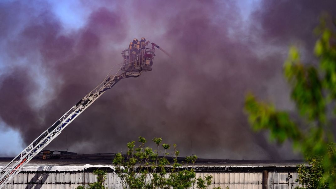 Ein Feuer auf einem Wertstoffhof hat einen Feuerwehreinsatz ausgelöst.